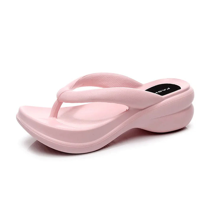 Damtofflor med kilklackar i vit, rosa och svart, slip-on modell perfekt för stranden och stadslivet.
