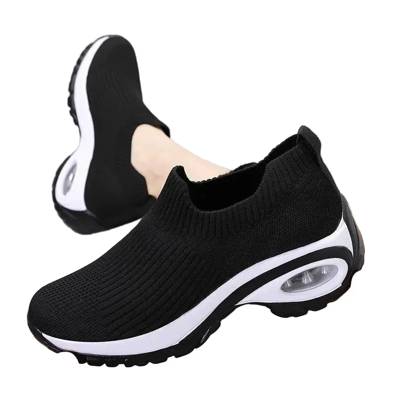 "Kvinnors Wedge Plattform Sneakers, andningsbara med modern stil, vulkaniserad sula och subtil höjdökning för komfort."