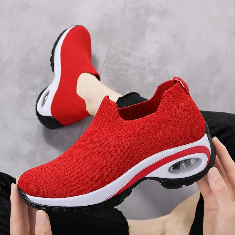 "Kvinnors Wedge Plattform Sneakers, andningsbara med modern stil, vulkaniserad sula och subtil höjdökning för komfort."