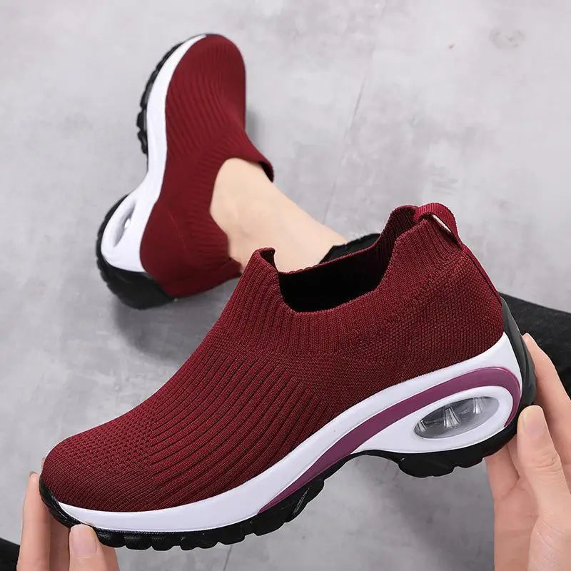 "Kvinnors Wedge Plattform Sneakers, andningsbara med modern stil, vulkaniserad sula och subtil höjdökning för komfort."