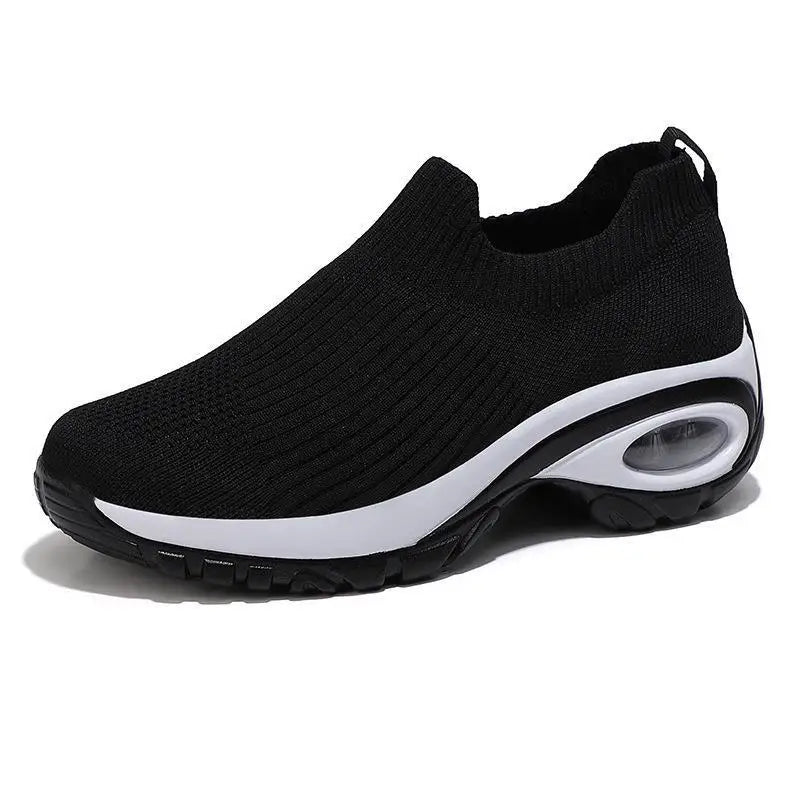 "Kvinnors Wedge Plattform Sneakers, andningsbara med modern stil, vulkaniserad sula och subtil höjdökning för komfort."
