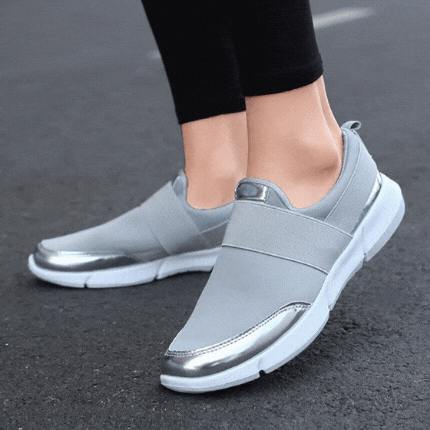 "Kvinnors andningsbara grå och svarta slip-on skor med modern design och stretchmaterial för bekväm daglig användning."