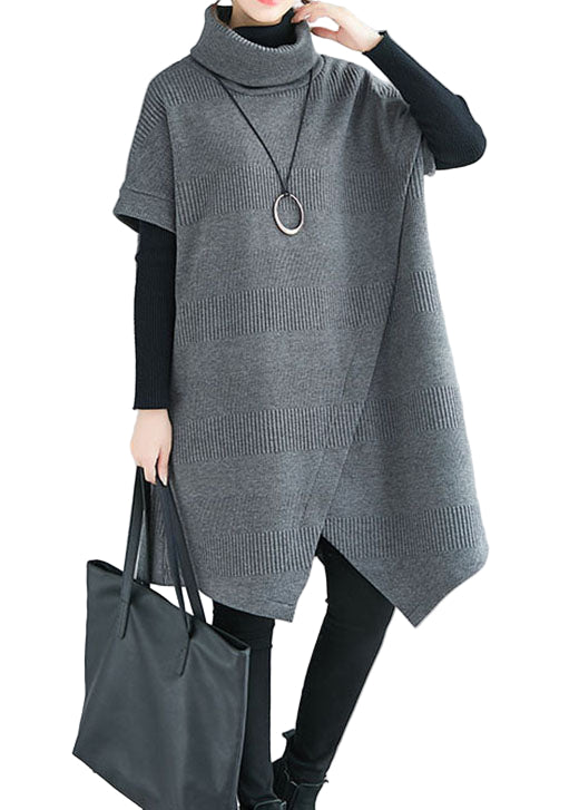 Kvinnors asymmetrisk klänning med turtle neck, kort ärm, figursydd silhuett i bomullsblandning, elegant modern design.