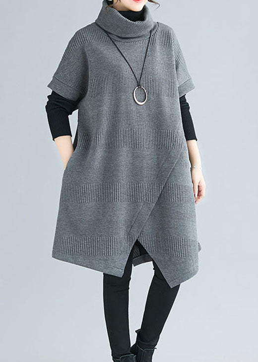 Kvinnors asymmetrisk klänning med turtle neck, kort ärm, figursydd silhuett i bomullsblandning, elegant modern design.