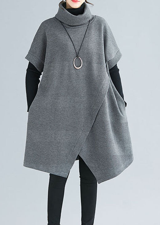 Kvinnors asymmetrisk klänning med turtle neck, kort ärm, figursydd silhuett i bomullsblandning, elegant modern design.