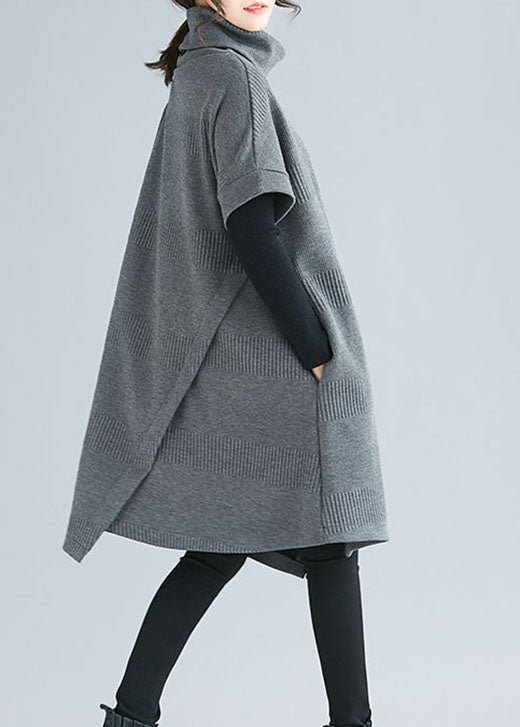 Kvinnors asymmetrisk klänning med turtle neck, kort ärm, figursydd silhuett i bomullsblandning, elegant modern design.