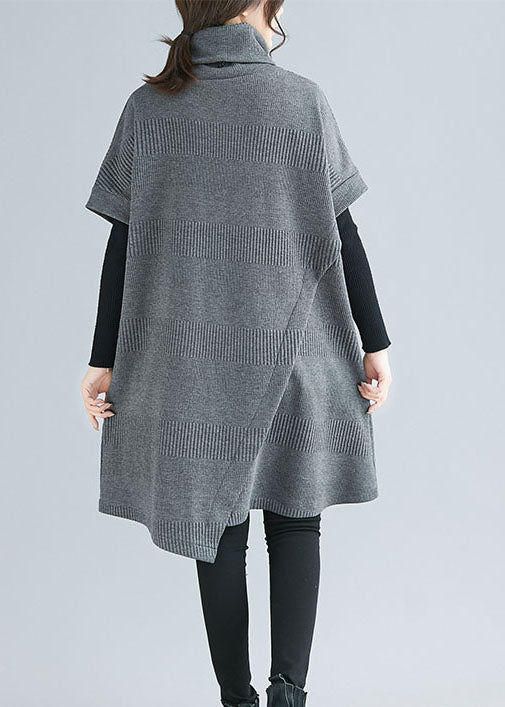 Kvinnors asymmetrisk klänning med turtle neck, kort ärm, figursydd silhuett i bomullsblandning, elegant modern design.