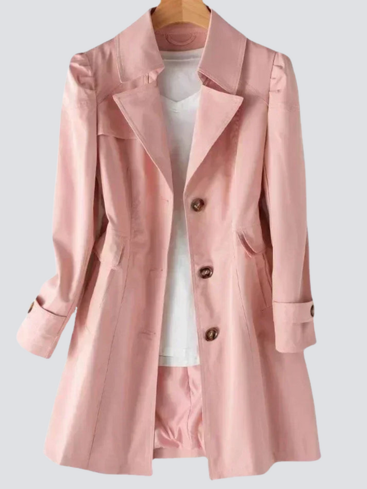 Kvinnors beige trenchcoat med skräddarsydd design, perfekt för både vår och höst. Elegant och smickrande kappa.