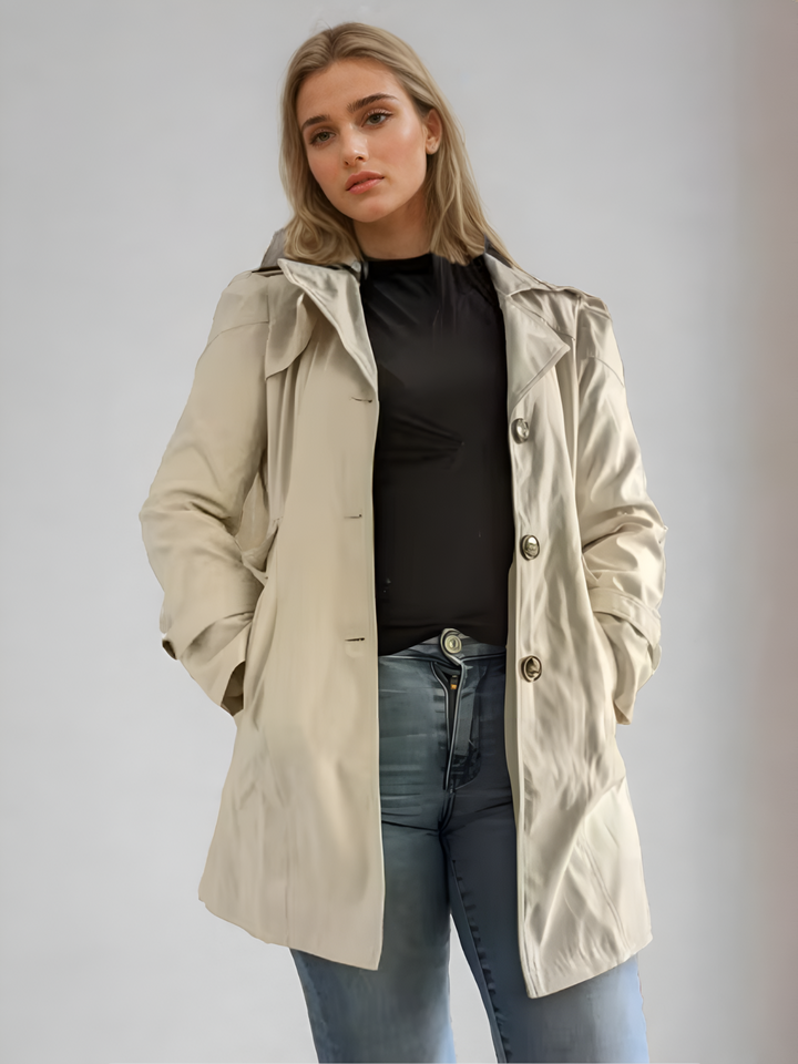 Kvinnors beige trenchcoat med skräddarsydd design, perfekt för både vår och höst. Elegant och smickrande kappa.