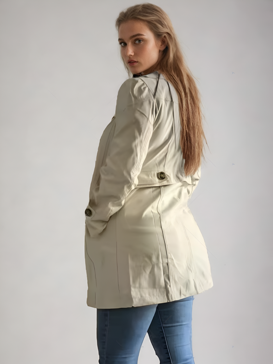 Kvinnors beige trenchcoat med skräddarsydd design, perfekt för både vår och höst. Elegant och smickrande kappa.