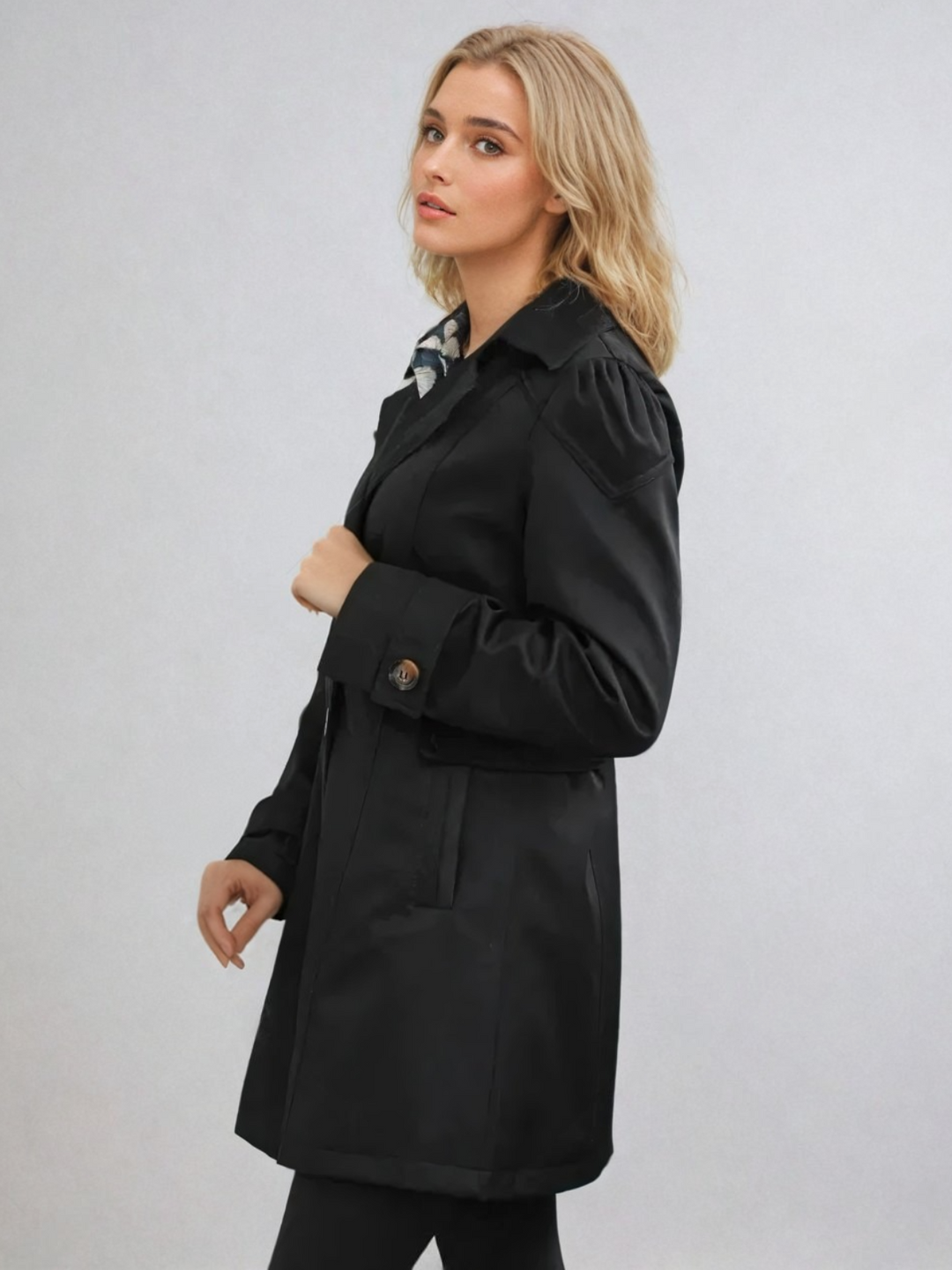 Kvinnors beige trenchcoat med skräddarsydd design, perfekt för både vår och höst. Elegant och smickrande kappa.