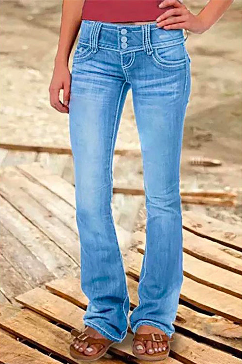 "Kvinnors bell bottom jeans framifrån med praktiska fickor och trendig design i blå nyans för elegant stil."