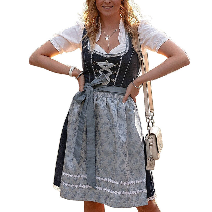 "Kvinnors blå dirndlklänning med vitmönstrad schürze, traditionell bayersk stil, figurnära passform för festligheter."