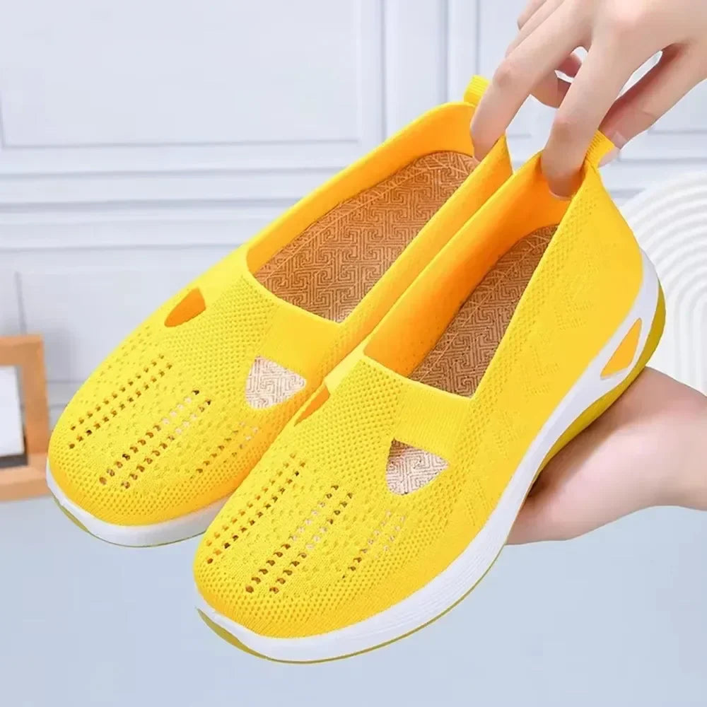 "Kvinnors blå slip-on sneakers, lättviktig, andningsbart material, med stödjande innersula och halkfri yttersula."