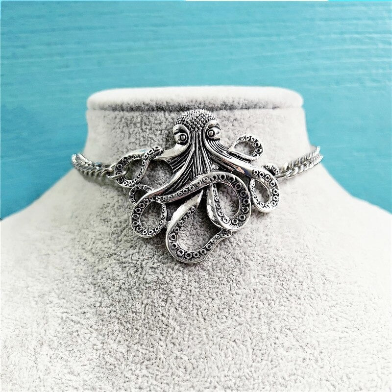 "Kvinnors bläckfisk choker halsband i trendig metall med intrikata tentakelmotiv, elegant djurdesign i zinklegering."