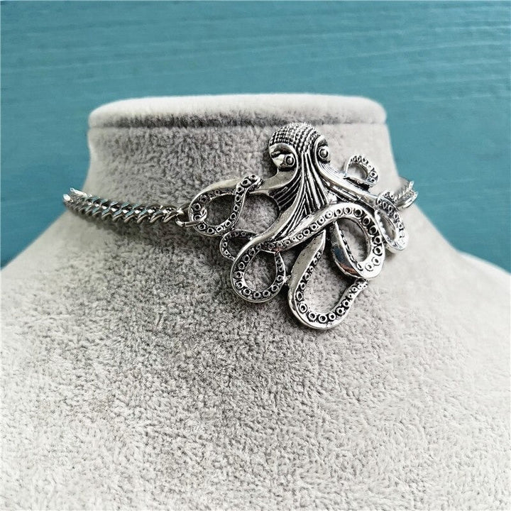 "Kvinnors bläckfisk choker halsband i trendig metall med intrikata tentakelmotiv, elegant djurdesign i zinklegering."