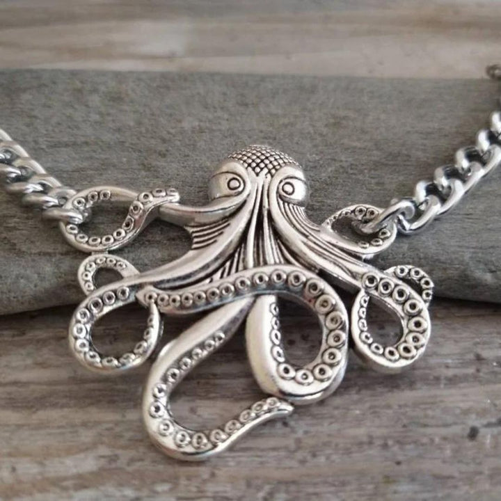 "Kvinnors bläckfisk choker halsband i trendig metall med intrikata tentakelmotiv, elegant djurdesign i zinklegering."