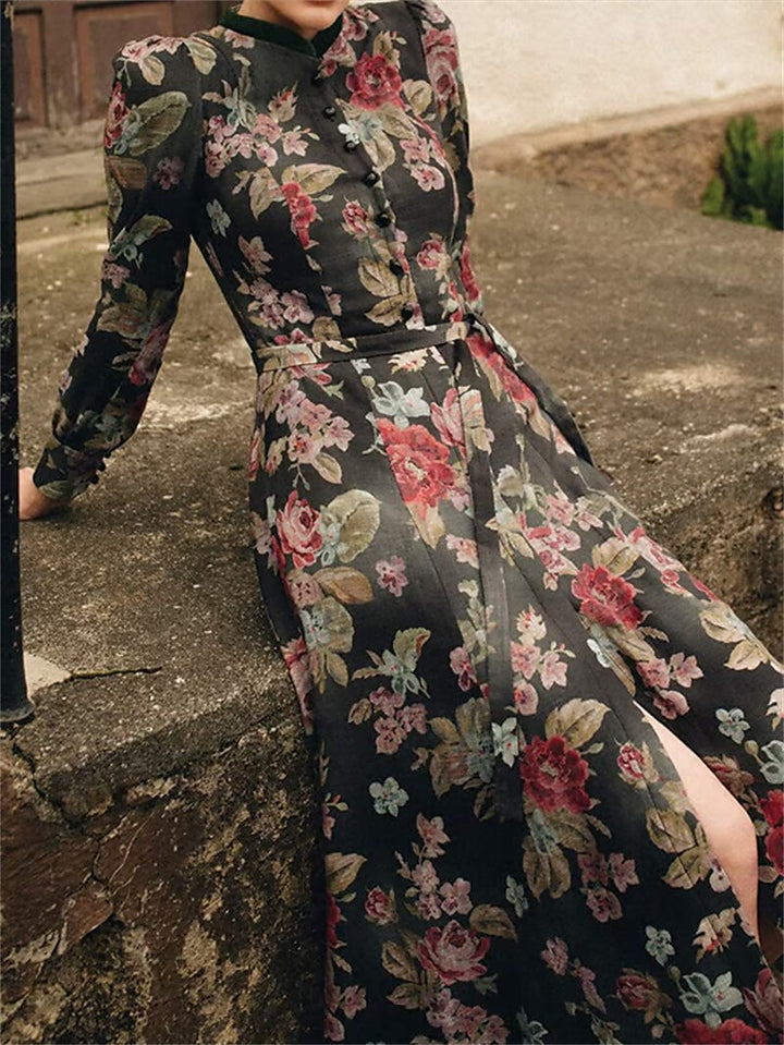 "Kvinnors blommig dirndlklänning med schürze i retrostil, blommönster och traditionell design, perfekt för festligheter."