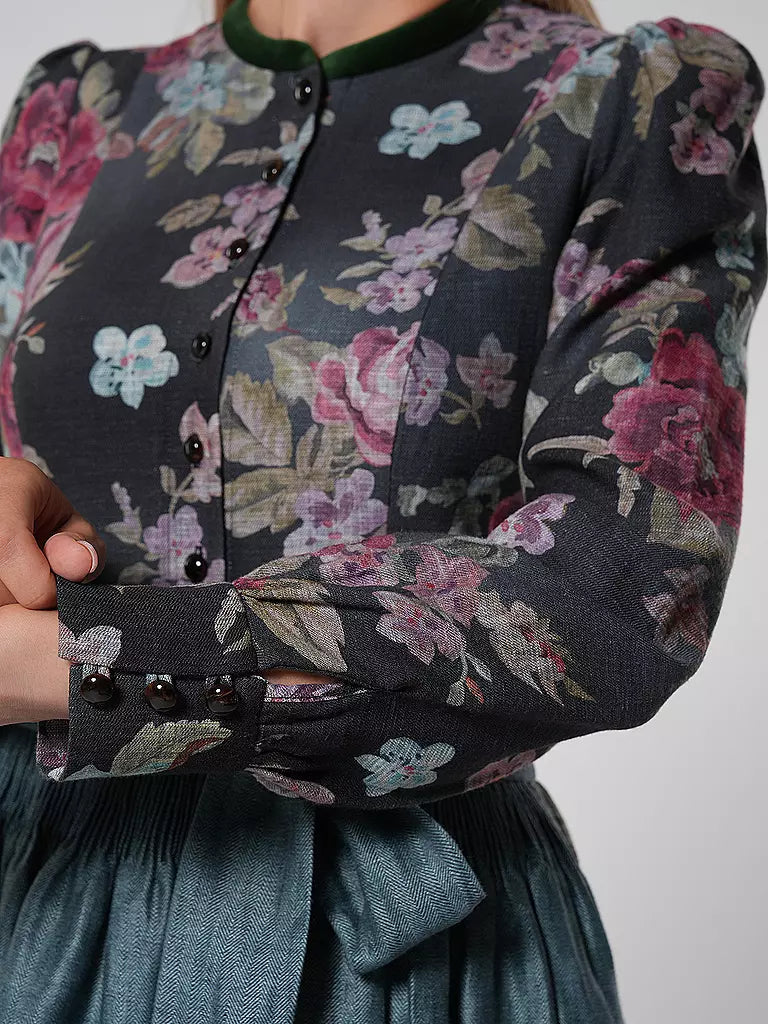 "Kvinnors blommig dirndlklänning med schürze i retrostil, blommönster och traditionell design, perfekt för festligheter."
