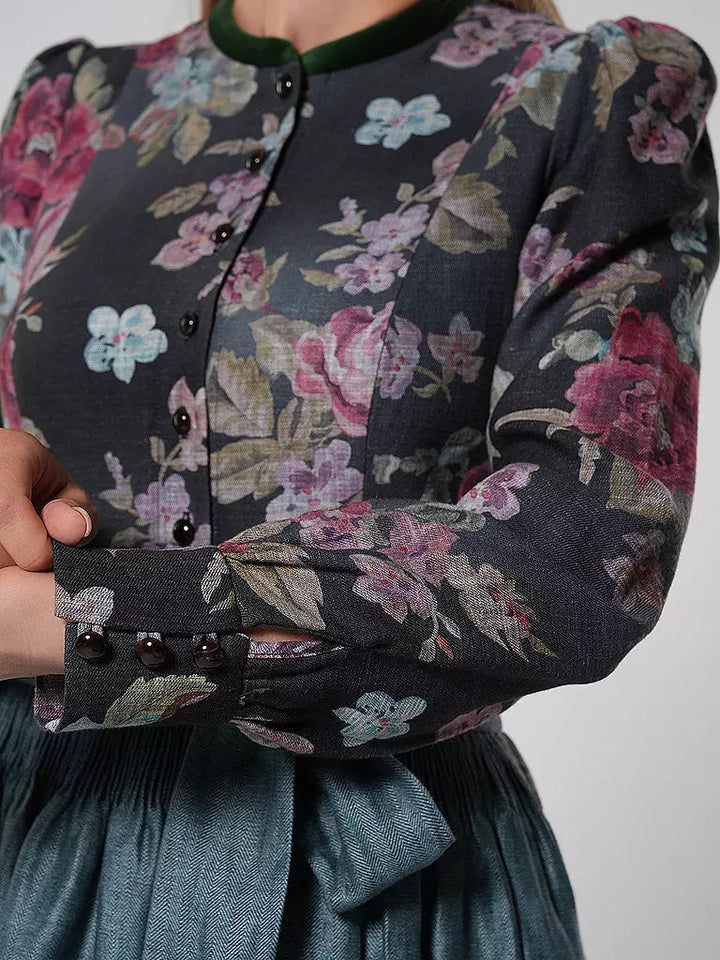 "Kvinnors blommig dirndlklänning med schürze i retrostil, blommönster och traditionell design, perfekt för festligheter."