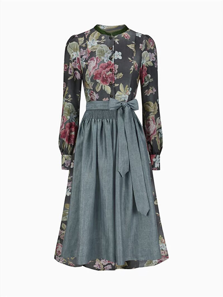 "Kvinnors blommig dirndlklänning med schürze i retrostil, blommönster och traditionell design, perfekt för festligheter."