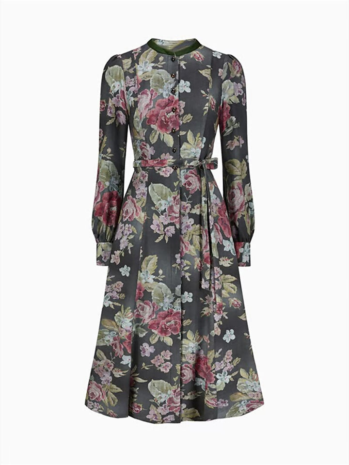 "Kvinnors blommig dirndlklänning med schürze i retrostil, blommönster och traditionell design, perfekt för festligheter."