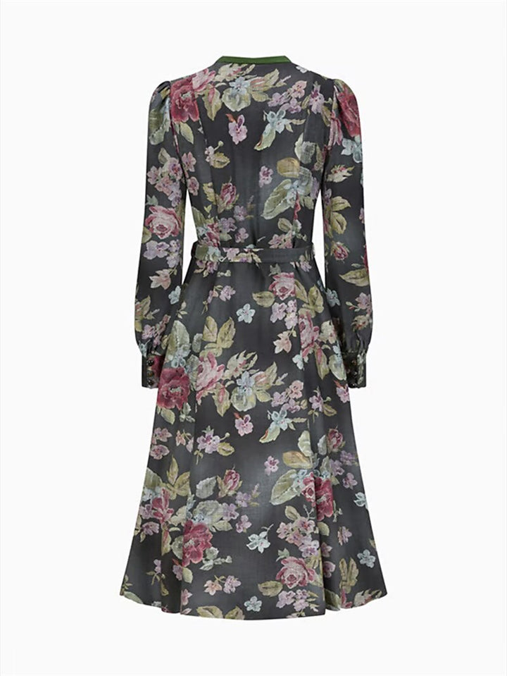 "Kvinnors blommig dirndlklänning med schürze i retrostil, blommönster och traditionell design, perfekt för festligheter."