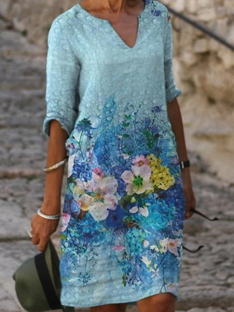 "Kvinnors blommig midi-klänning i mjukt material med elegant design och feminin charm, perfekt för alla tillfällen."