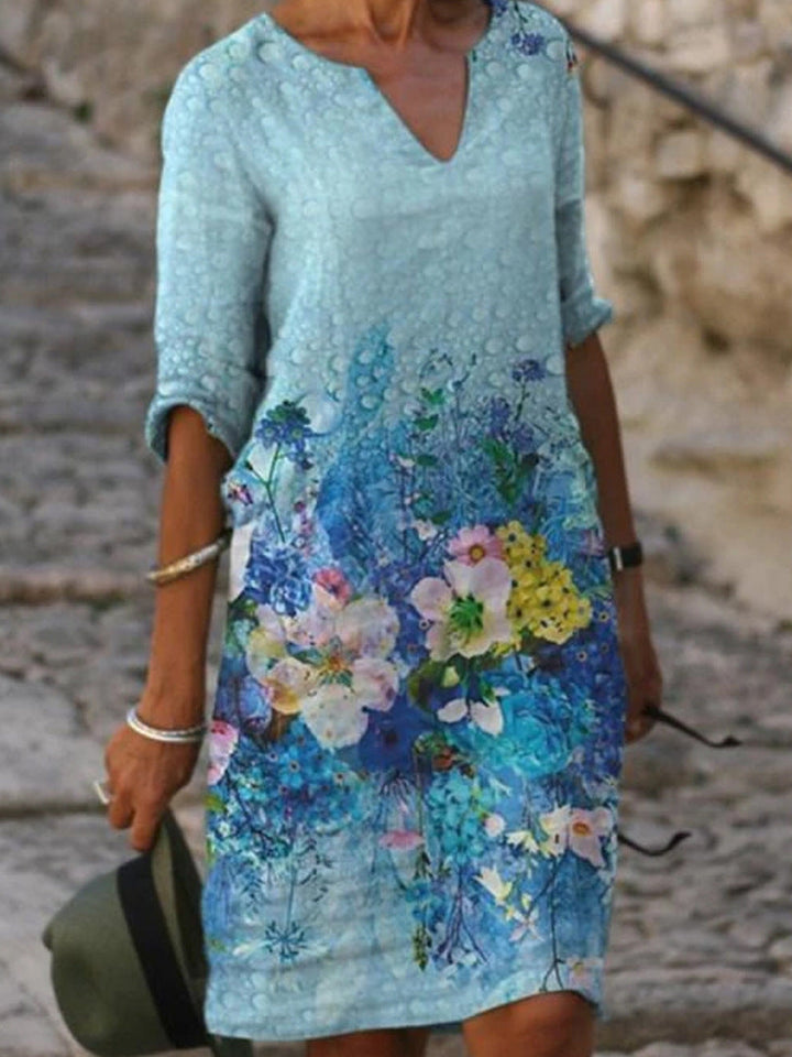 "Kvinnors blommig midi-klänning i mjukt material med elegant design och feminin charm, perfekt för alla tillfällen."
