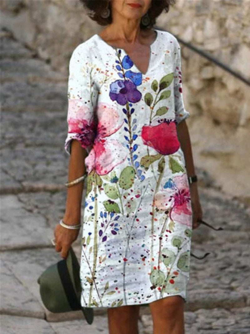 "Kvinnors blommig midi-klänning i mjukt material med elegant design och feminin charm, perfekt för alla tillfällen."