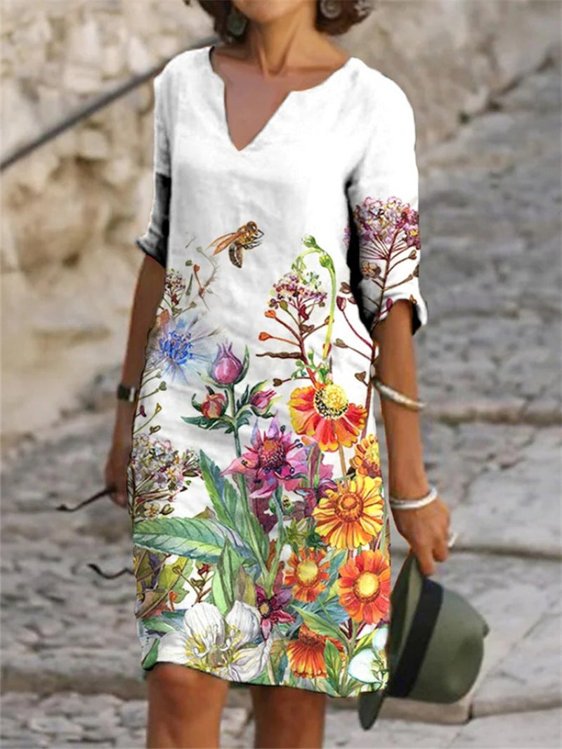 "Kvinnors blommig midi-klänning i mjukt material med elegant design och feminin charm, perfekt för alla tillfällen."