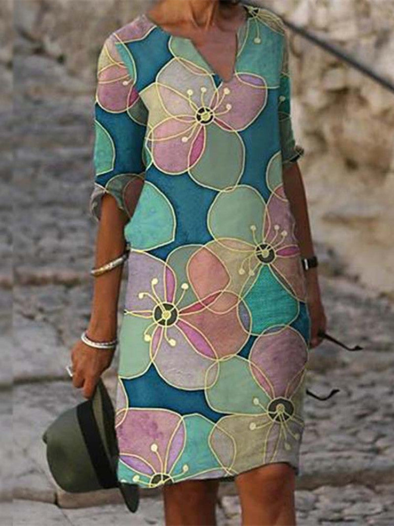 "Kvinnors blommig midi-klänning i mjukt material med elegant design och feminin charm, perfekt för alla tillfällen."