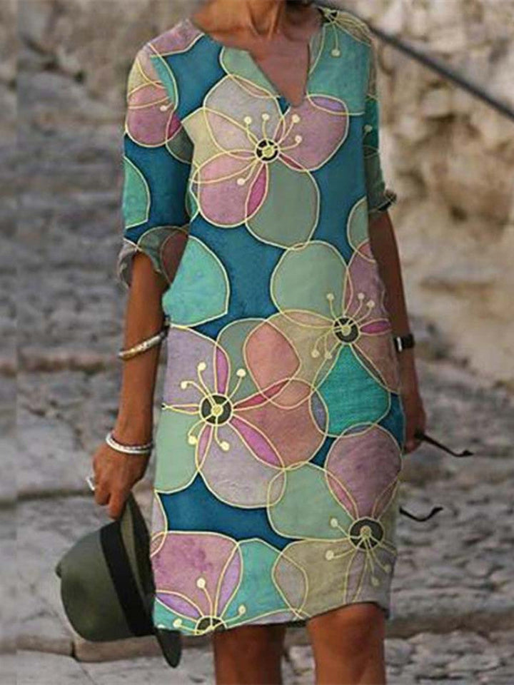 "Kvinnors blommig midi-klänning i mjukt material med elegant design och feminin charm, perfekt för alla tillfällen."