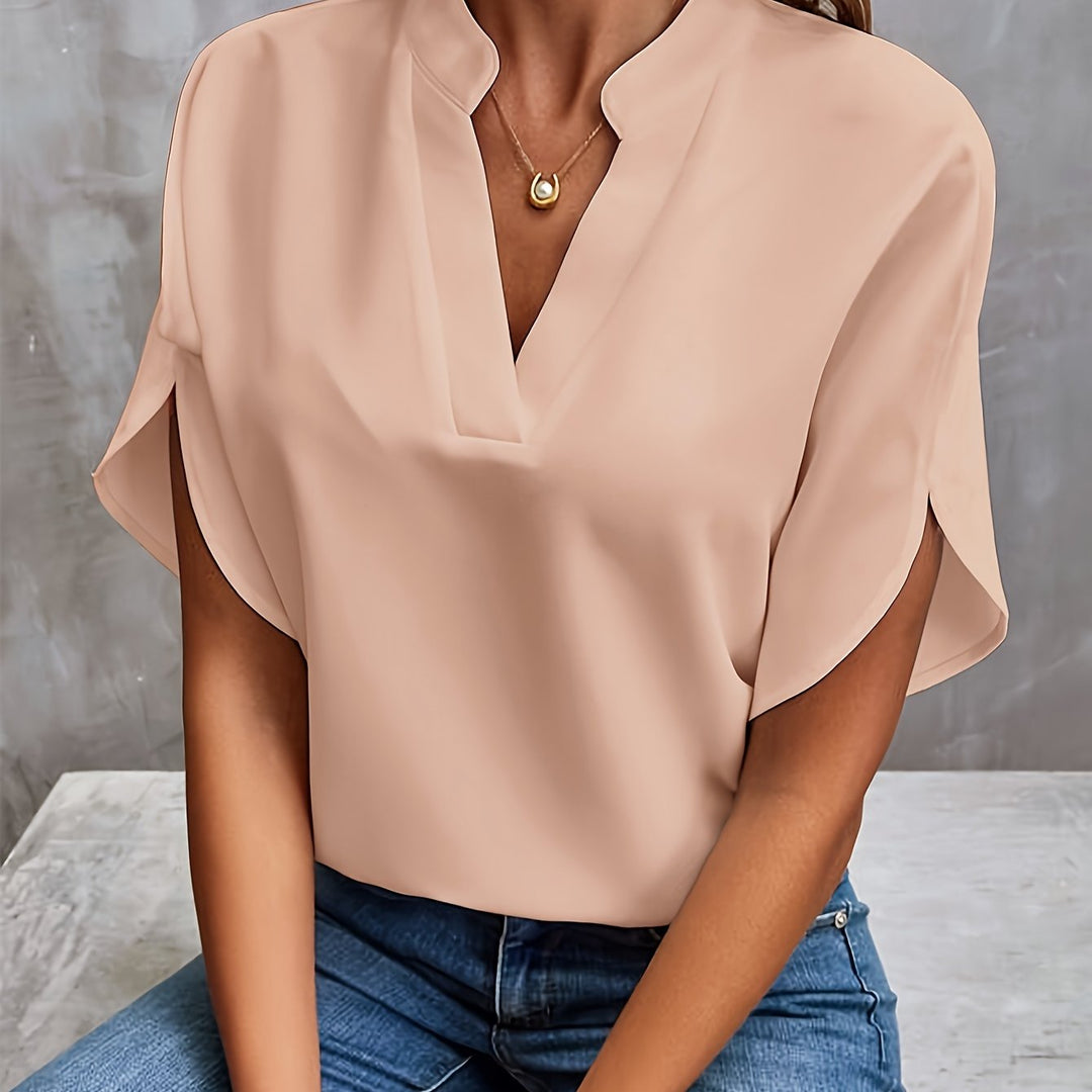 Stilbild av elegant damblus i vit