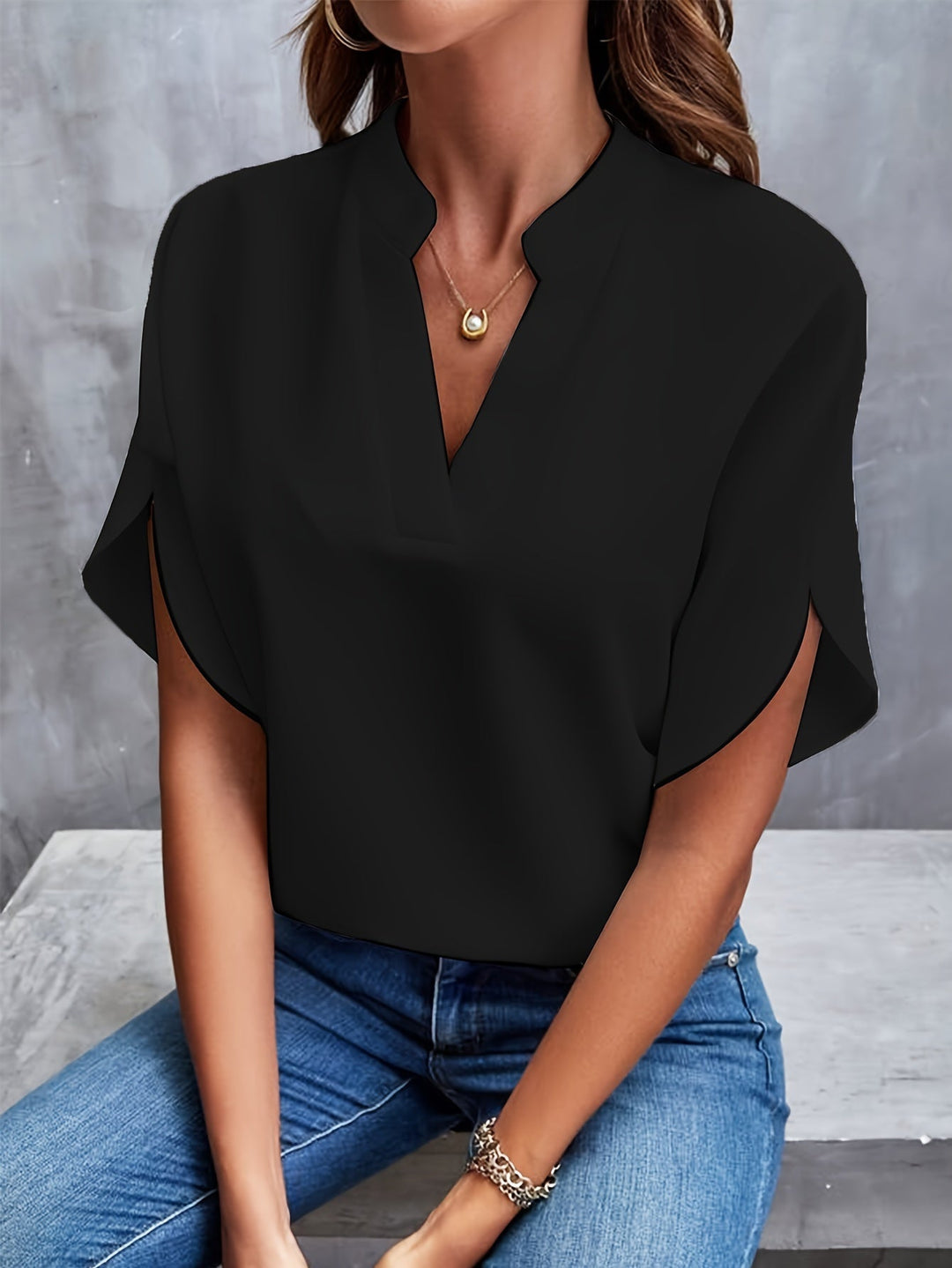 Elegant damblus med flödande ärmar och V-hals i vit