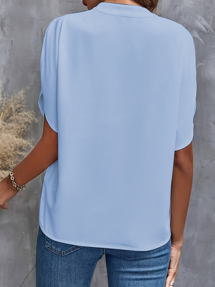 Stilbild av elegant damblus i svart
