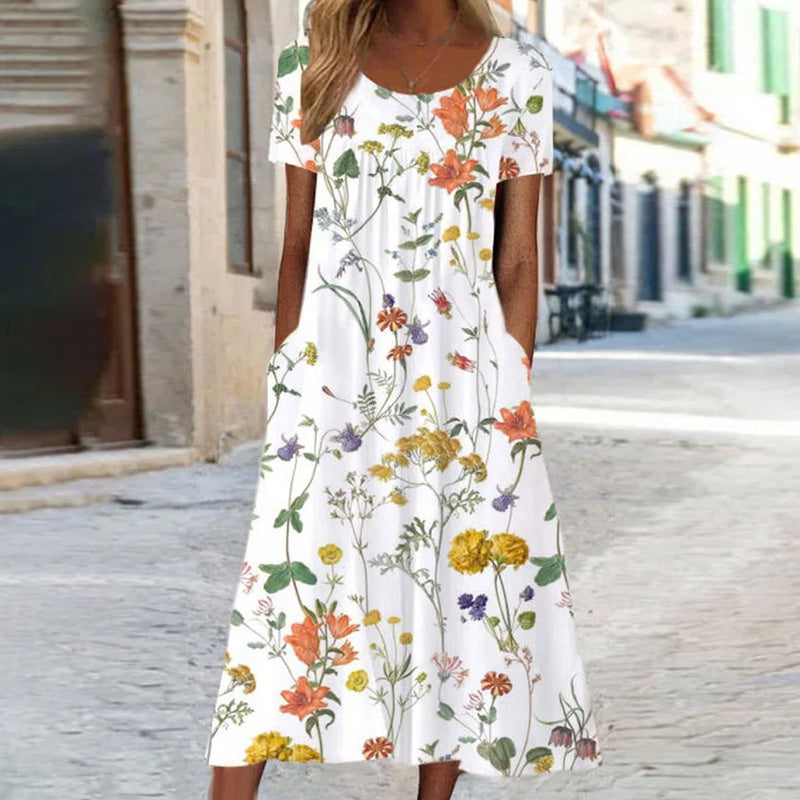 "Kvinnors blusklänning med blommönster, luftig design och A-linje form, perfekt för eleganta tillfällen, närbild."