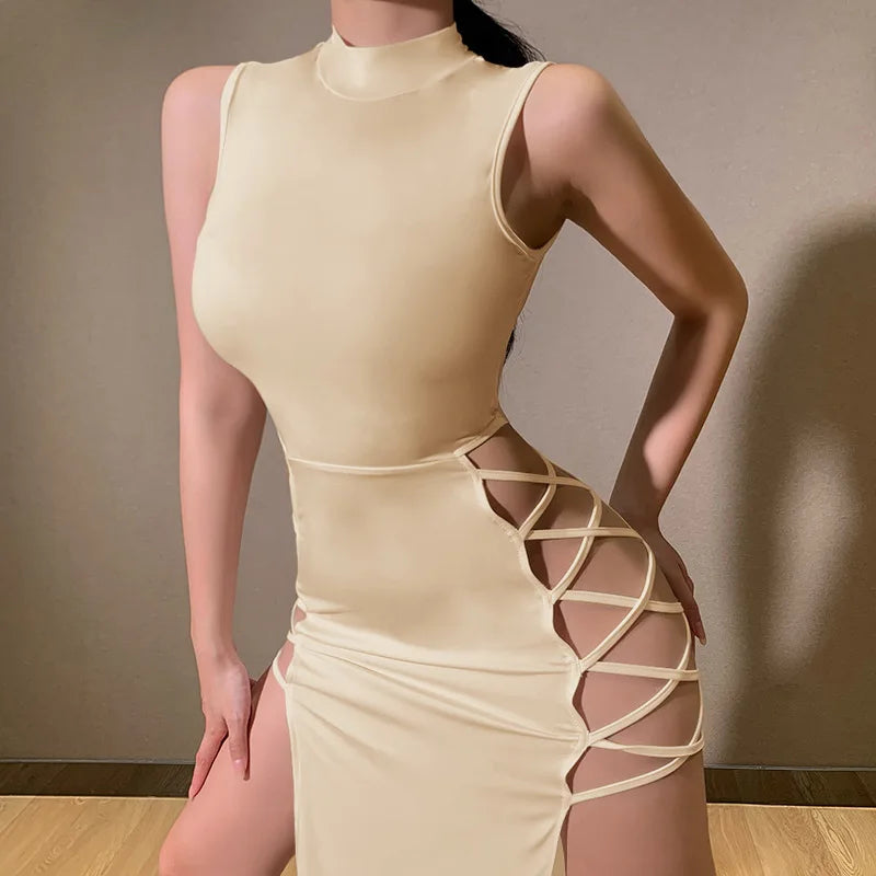 "Kvinnors bodycon klänning med mock neck, figurnära passform, elastiskt tyg, elegant och ärmlös design."