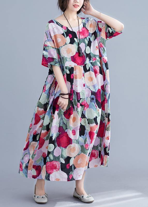 "Kvinnors bohemisk blommig maxi klänning med halværmar, luftigt tyg för sommarstil. Perfekt till både dag- och kvällsevent."