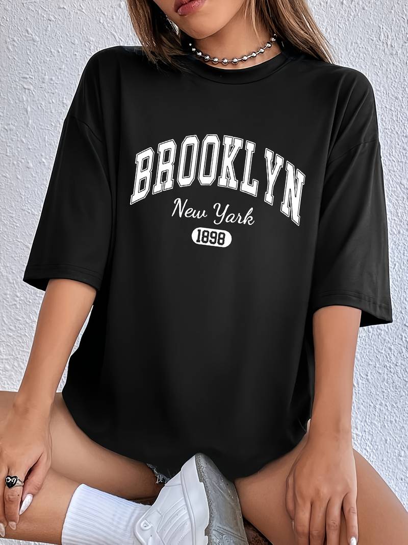 "Kvinnors bomulls-t-shirt med trendigt Brooklyn-tryck och cirkulär halsringning, avslappnad passform, vit färg."