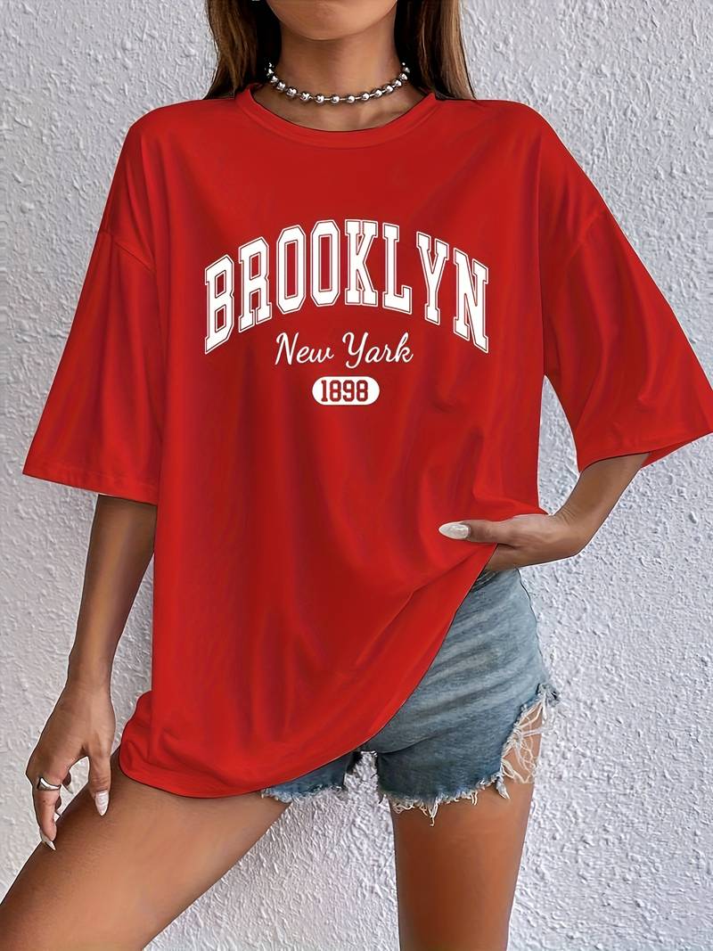 "Kvinnors bomulls-t-shirt med trendigt Brooklyn-tryck och cirkulär halsringning, avslappnad passform, vit färg."