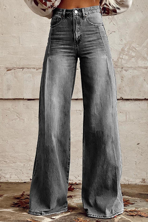 Damjeans med vida ben och slitna detaljer, avslappnad och modern stil, framifrån.