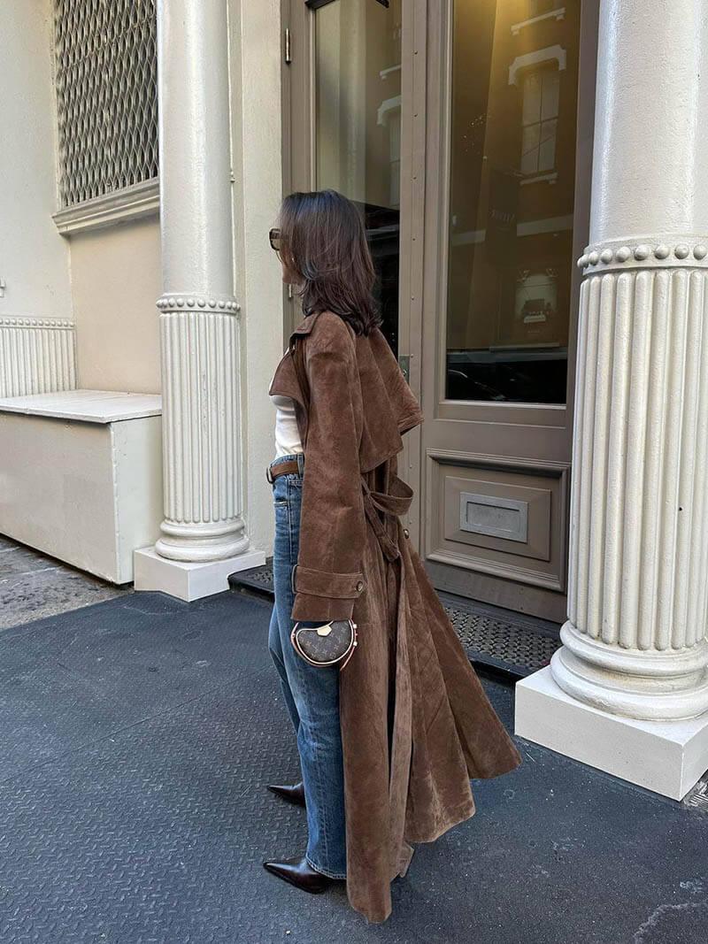 "Kvinnors brun longline trenchcoat för höst/vinter, elegant snitt, justerbart bälte. Perfekt för stilfulla, kyliga dagar."