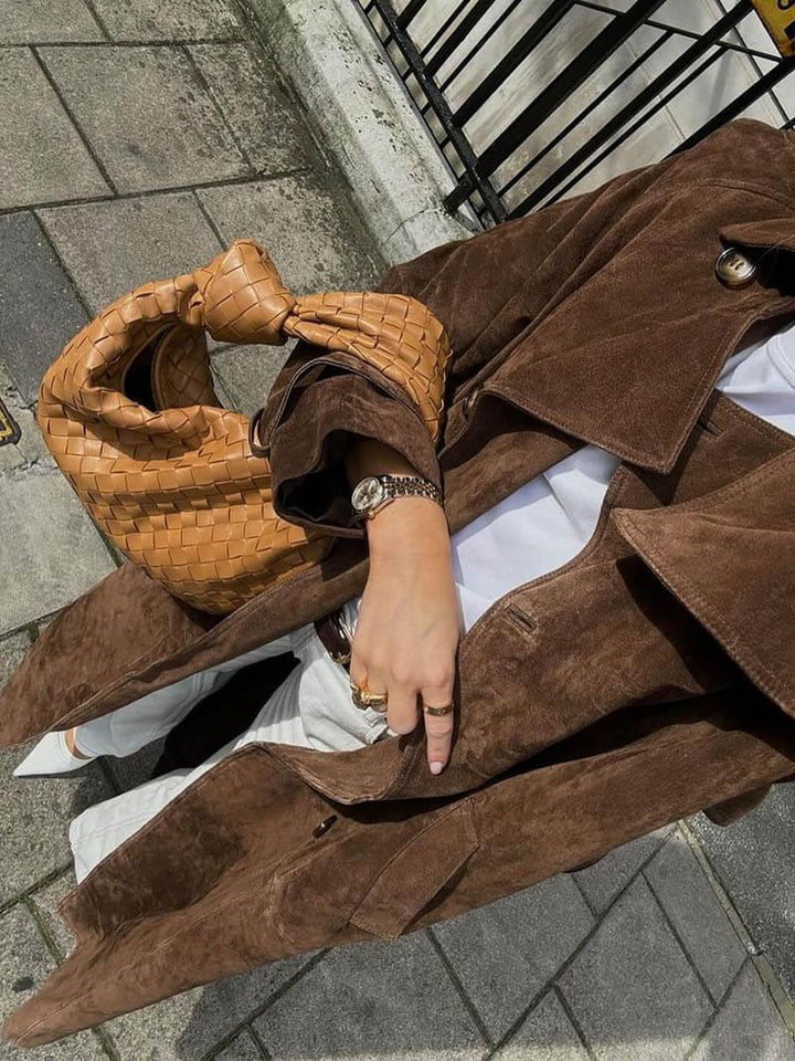 "Kvinnors brun longline trenchcoat för höst/vinter, elegant snitt, justerbart bälte. Perfekt för stilfulla, kyliga dagar."