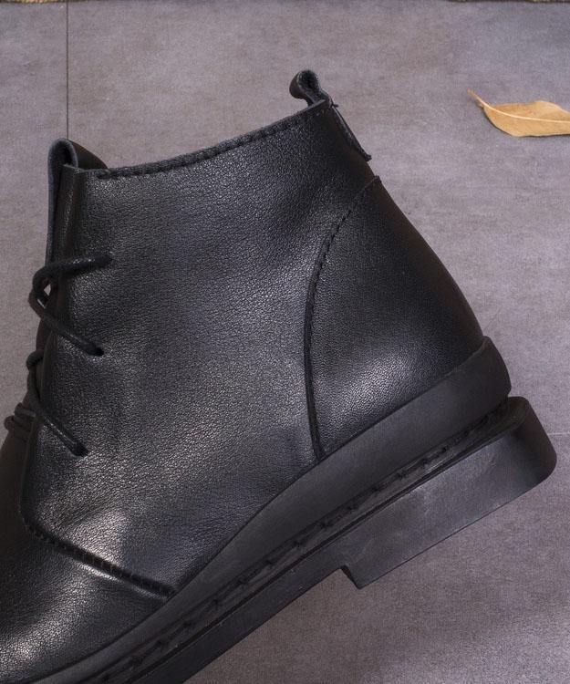 "Kvinnors bruna Martens-stövlar i läder med korsremmar och robust sula, perfekt för en stilren look."