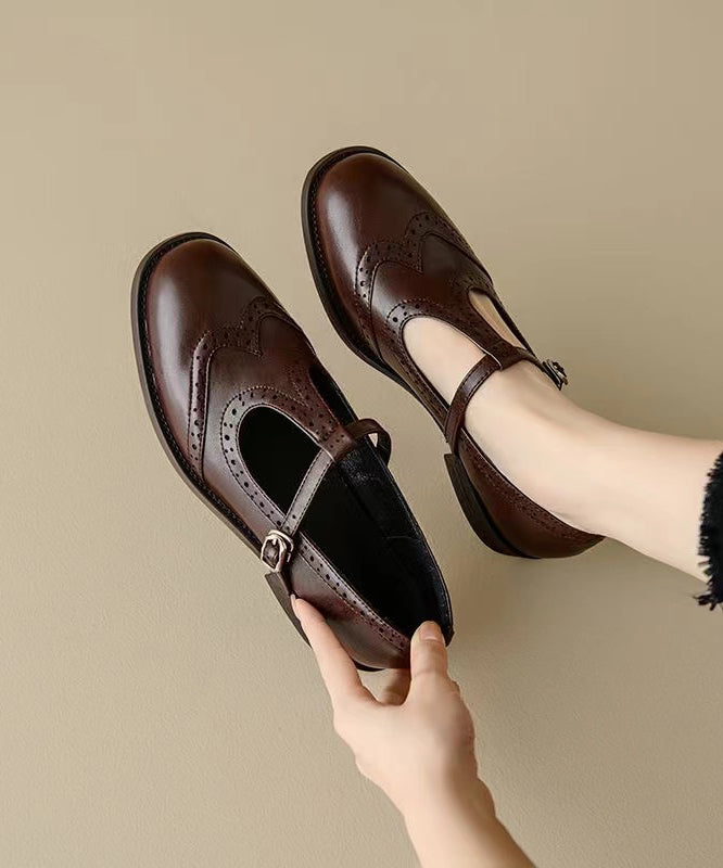 "Kvinnors bruna vadderade loafers med splicing-design, stilrena och bekväma, för både vardagligt och formellt bruk."