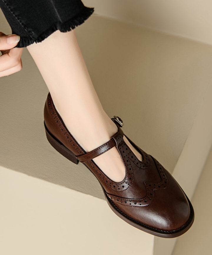 "Kvinnors bruna vadderade loafers med splicing-design, stilrena och bekväma, för både vardagligt och formellt bruk."