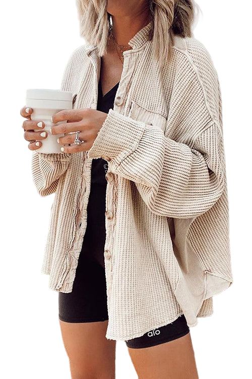 "Kvinnors casual jacka med fickor i bomull och syntet, tidlös design och klassisk krage, beige och ljusbrun nyans."