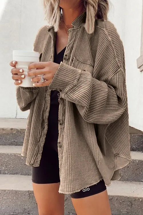 "Kvinnors casual jacka med fickor i bomull och syntet, tidlös design och klassisk krage, beige och ljusbrun nyans."