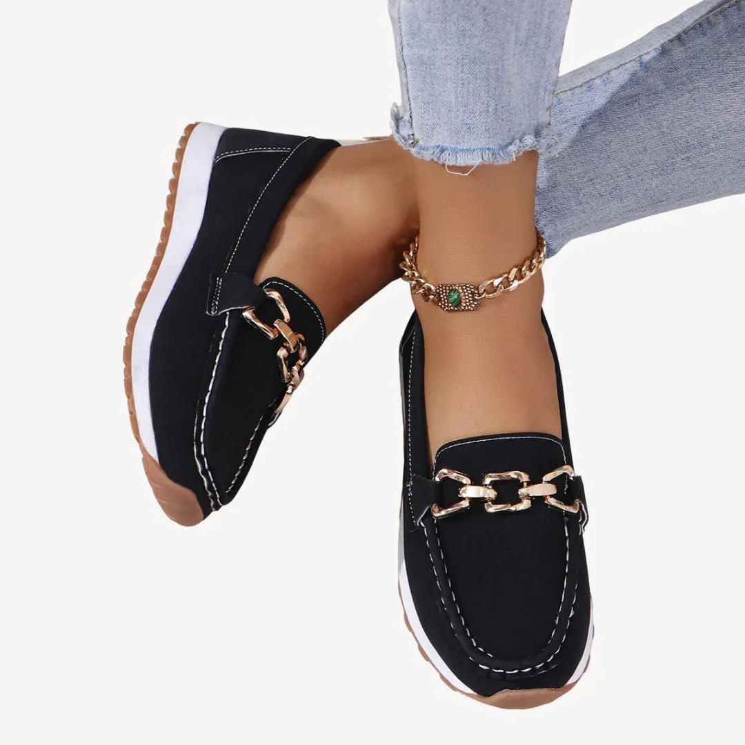 "Kvinnors chic loafers i mocka med kedjedetalj, elegant slip-on-design, perfekt för stil och komfort."